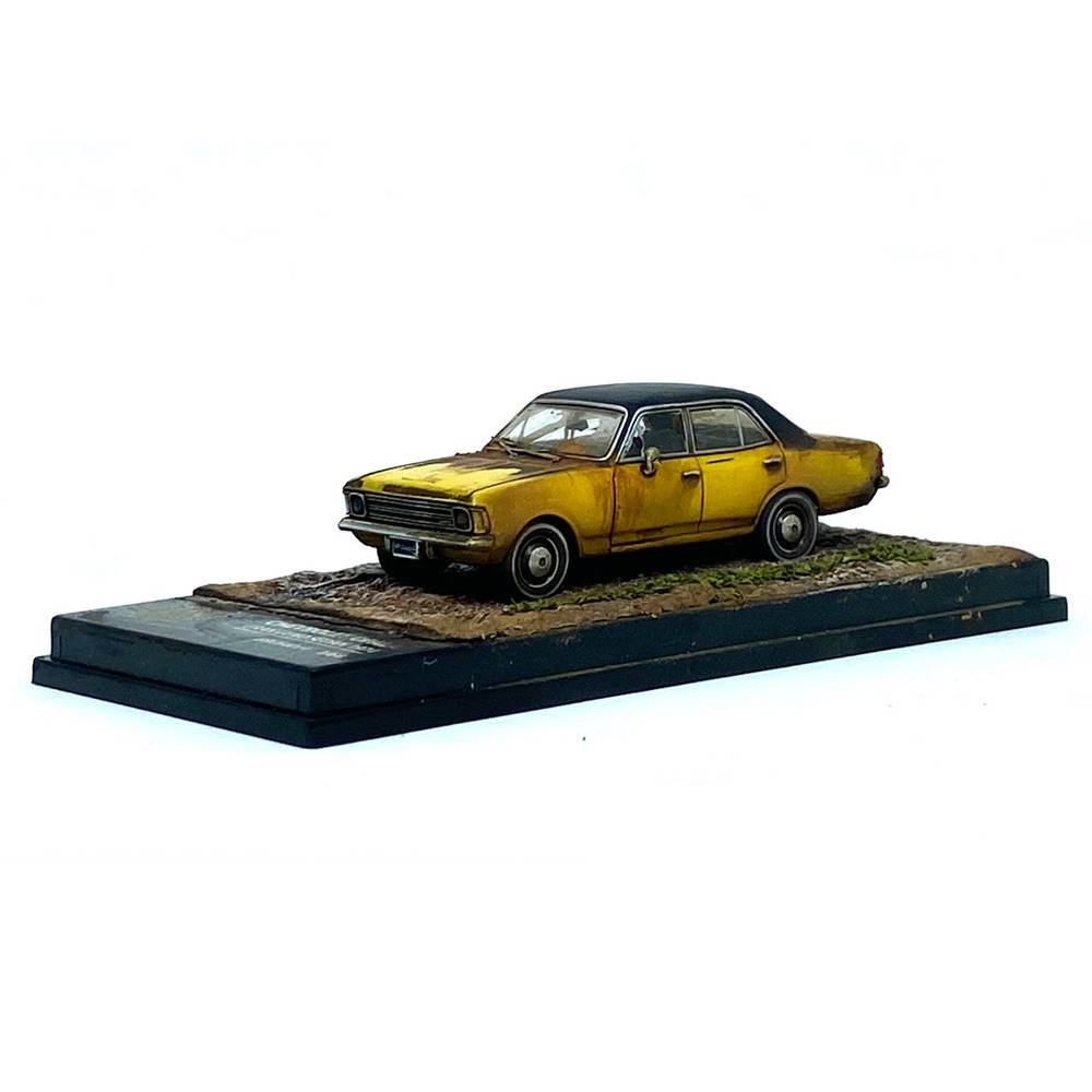 Miniatura Diorama Carro Chevrolet Opala Gran Luxo Sedan (1974) - Customizado e Envelhecido - Series 2 - Amarelo - 1:64 - BR Classics