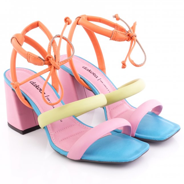 Loja de calçados Casas Ajita Ajita calçados possui Sandálias, das