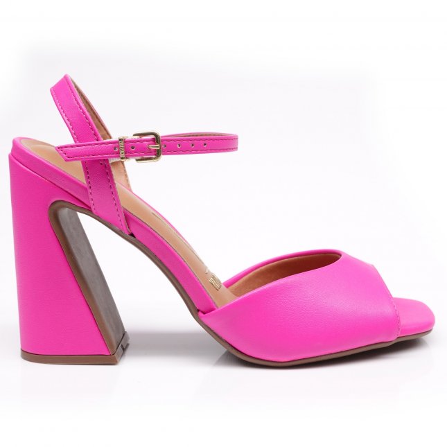 Loja de calçados Casas Ajita Ajita calçados possui Sandálias, das