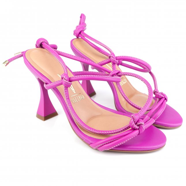 Loja de calçados Casas Ajita Ajita calçados possui Sandálias, das