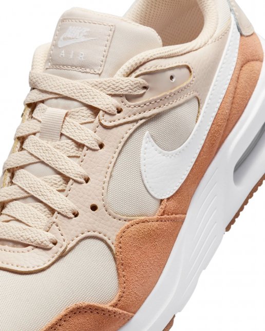 Loja de calçados Casas Ajita Ajita calçados possui Tênis, das mais