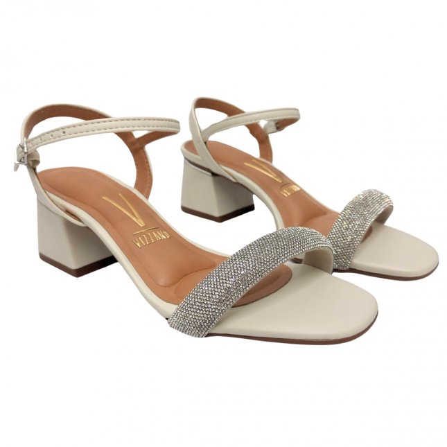 Clara 380832-800-800?v=