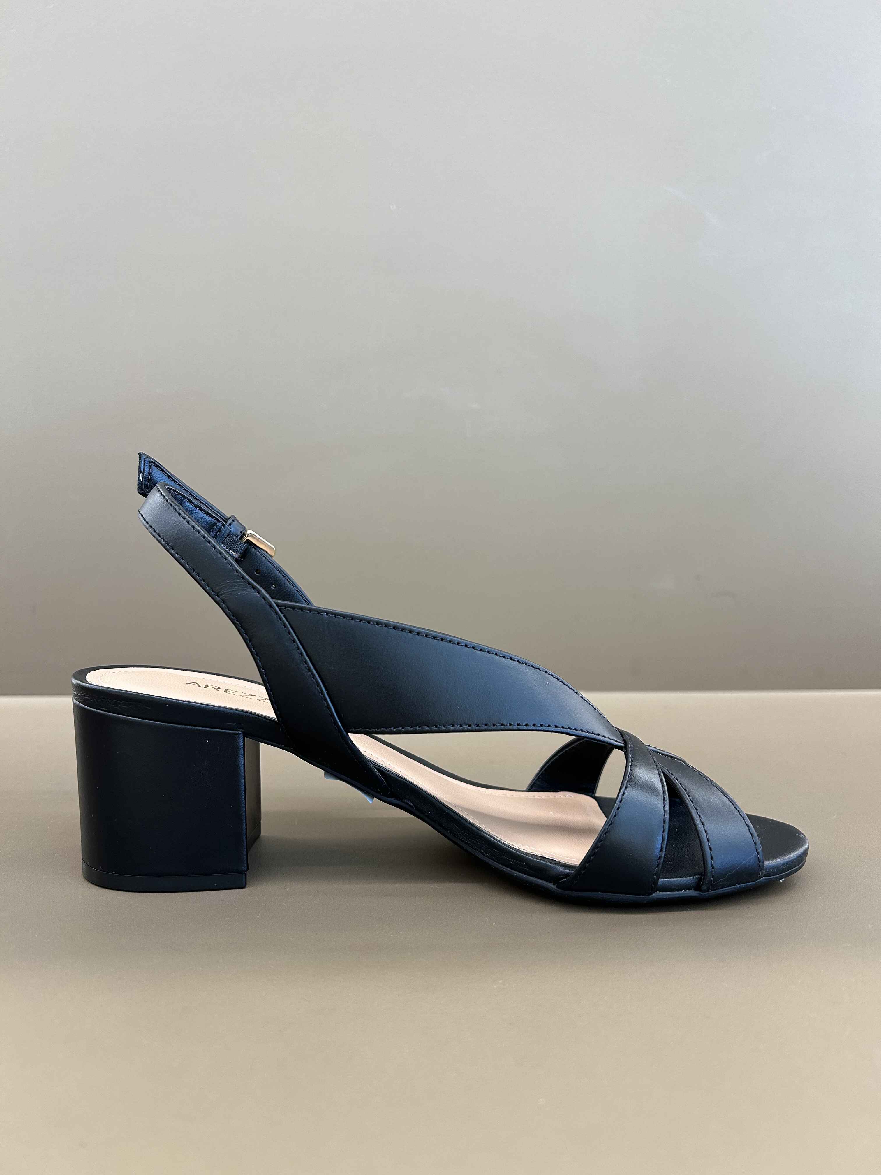 Imagem - Sandália Arezzo Salto Bloco Tiras Preto