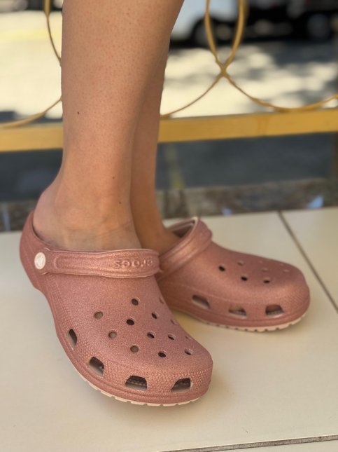 Sandália Crocs Classic Glitter Feminino Rosa