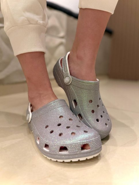 Sandália Crocs Classic Iridescent Glitter Cinza