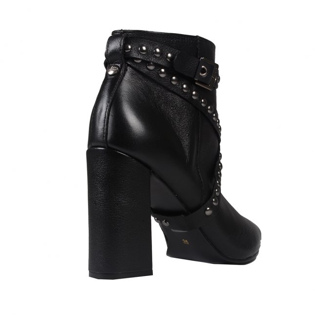bota cano curto com tachas