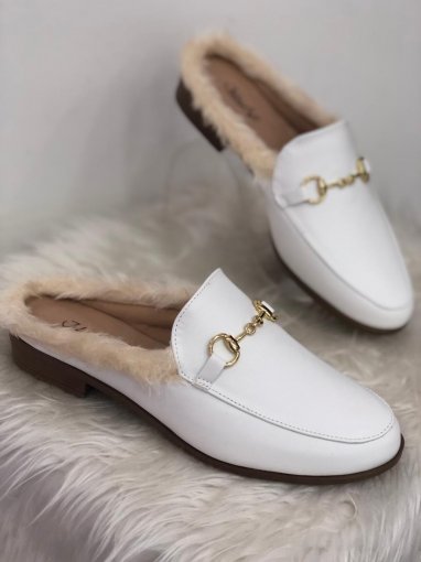 sapato mule com pelinho