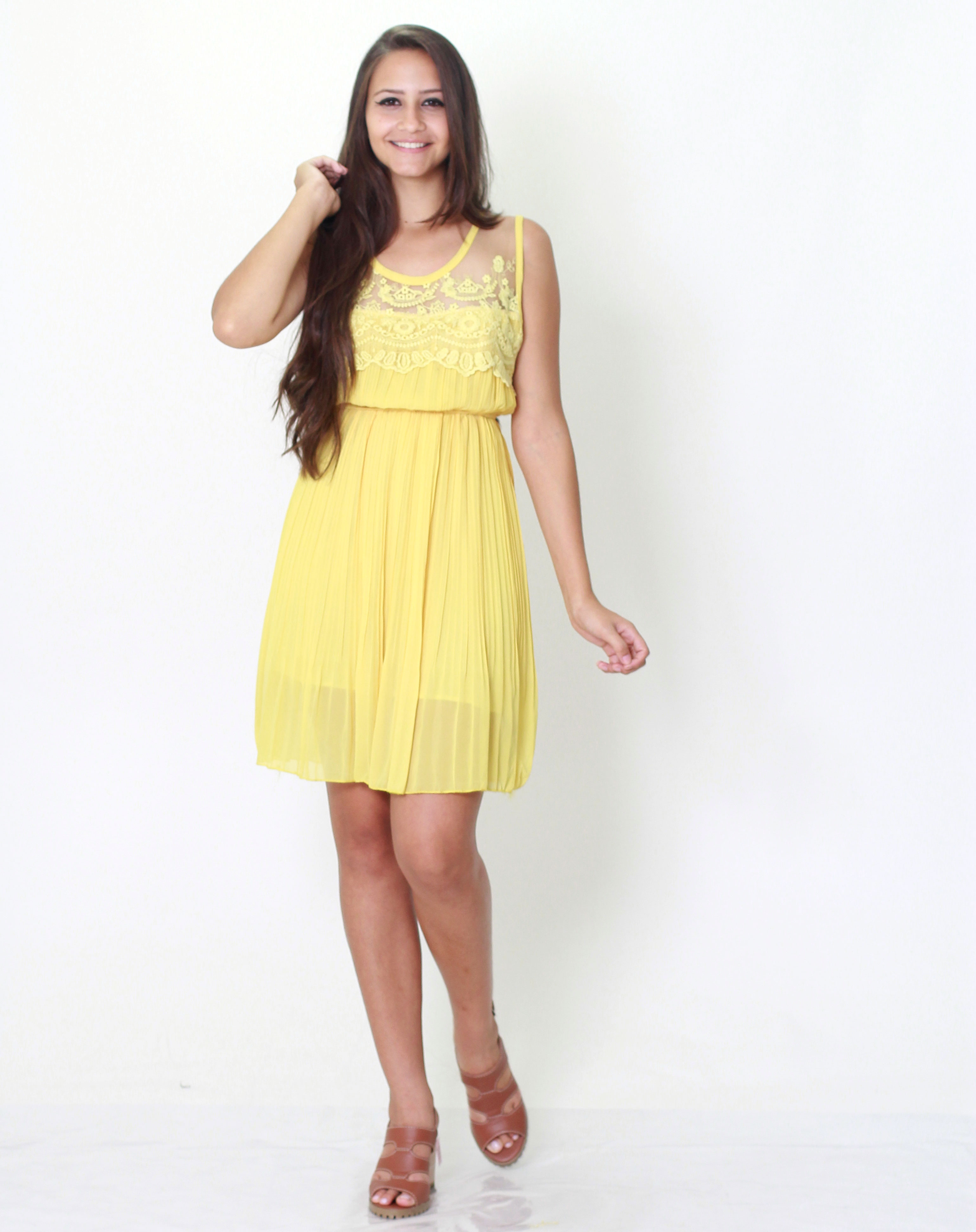 vestido plissado amarelo