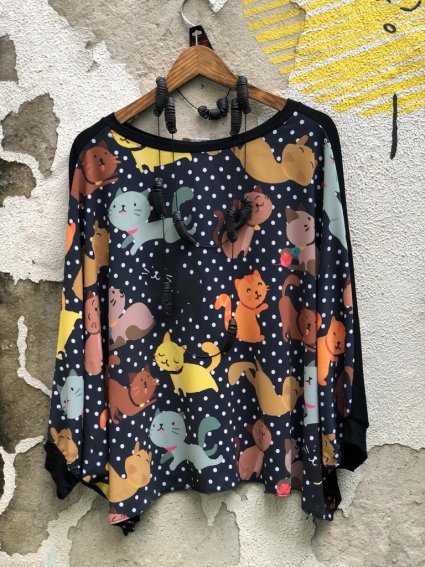 BLUSA AMPLA GATOS