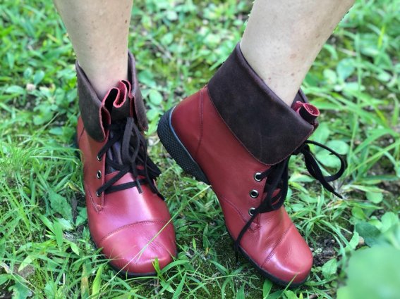 BOTA COURO CANO CURTO VERMELHA