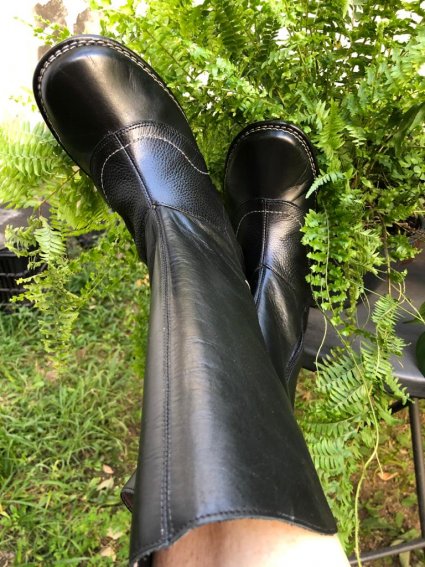 BOTA COURO CANO MÉDIO PRETA