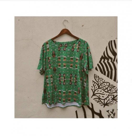 Blusa Manga Curta Frida Kahlo Verde Escuro