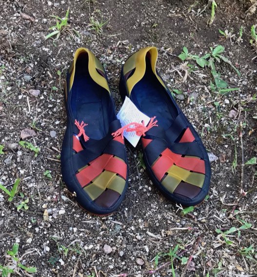 Sapato de Látex amarelo e azul