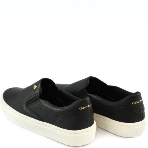 slip on couro preto feminino