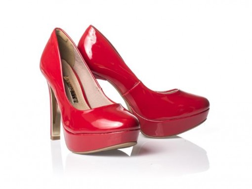 scarpin com tachas via marte